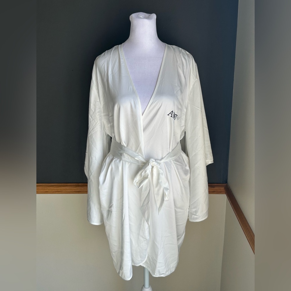 NWT $79 Homebodii Luna Robe White AMT Embroidered Sz Medium Bridal
